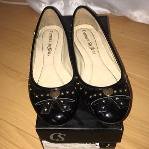 One of a Kind Carmen Steffens Black/Gold Flats